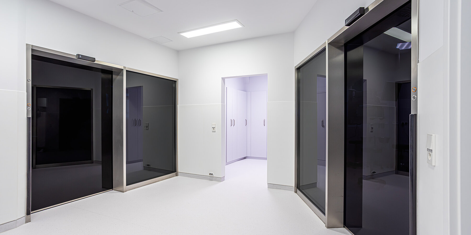 Vorraum OP, Glasop-Türen mit Sichtschutz, elegante OP-Türen