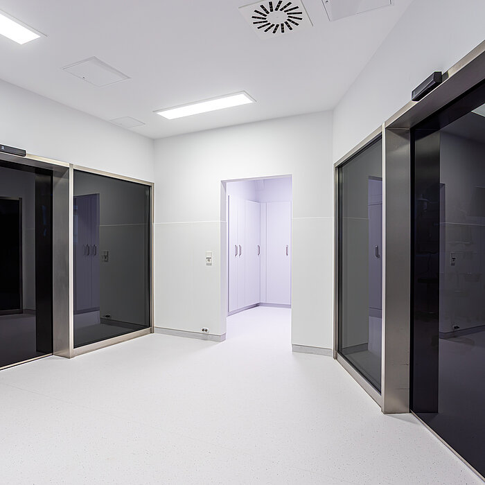 Vorraum OP, Glasop-Türen mit Sichtschutz, elegante OP-Türen