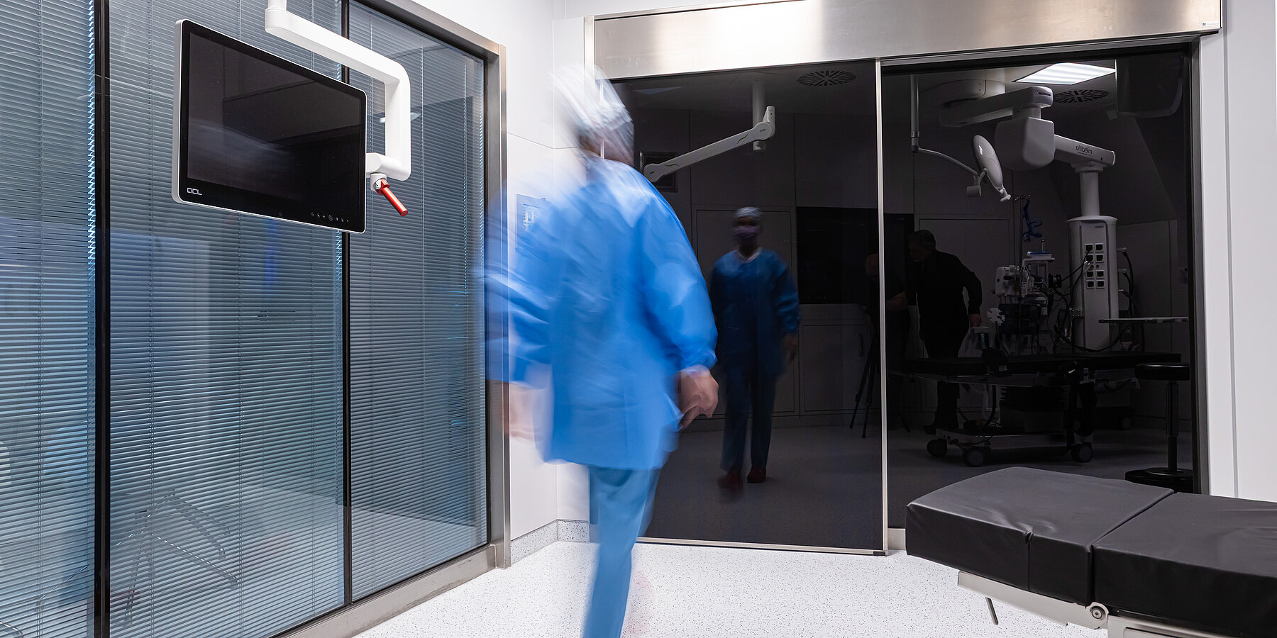 Operationssaal 1, HNO-OP, eleganter Operationssaal mit Glastüren und Glaselementen, überregional modernster OP 