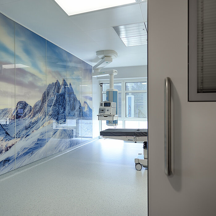 grosser OP-Saal, Liposuktion, plastisch-ästhetische Chirurgie, Orthopädie