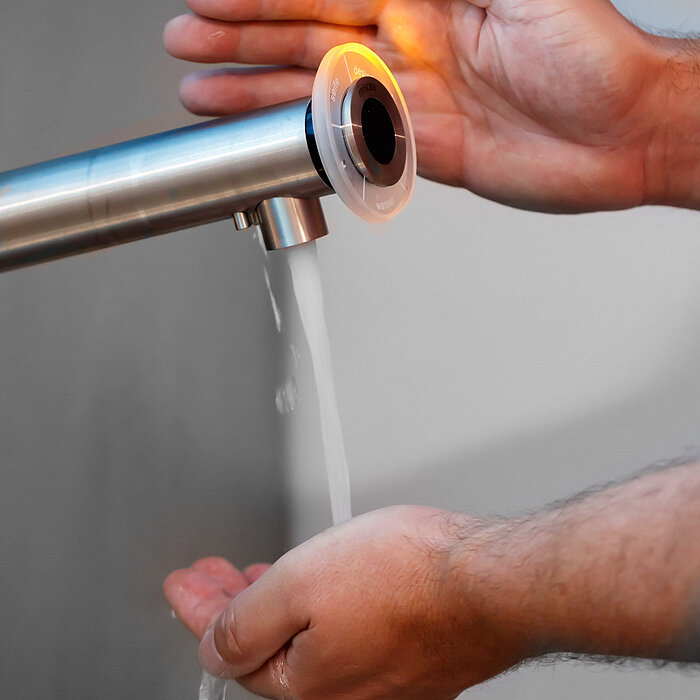 Kontaktlose Händedesinfektion, hoher Hygienestandard, professionelle Desinfektion